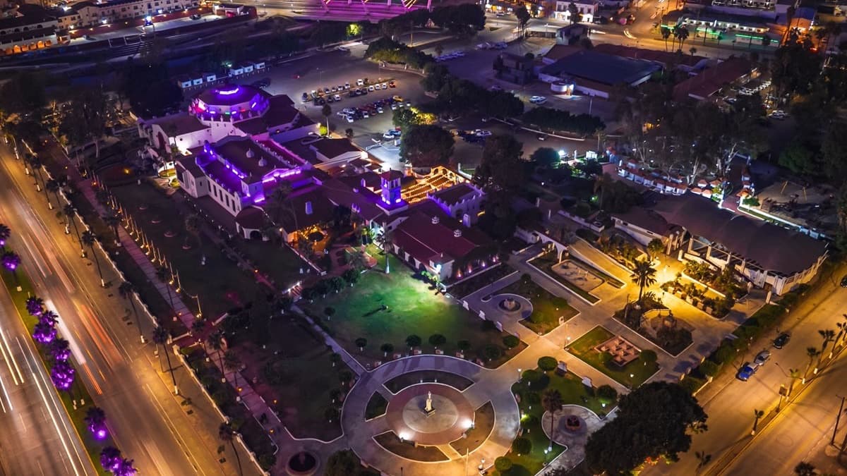 Una plaza iluminada de noche, vista desde arriba