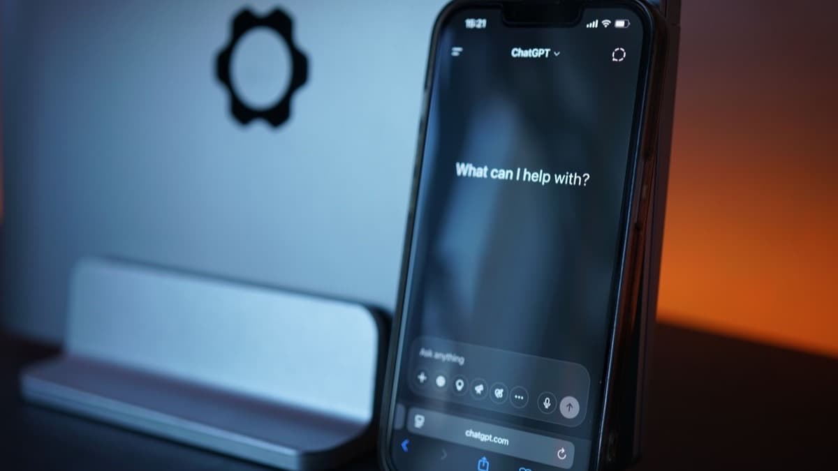 Un teléfono con la pantalla de inicio de ChatGPT