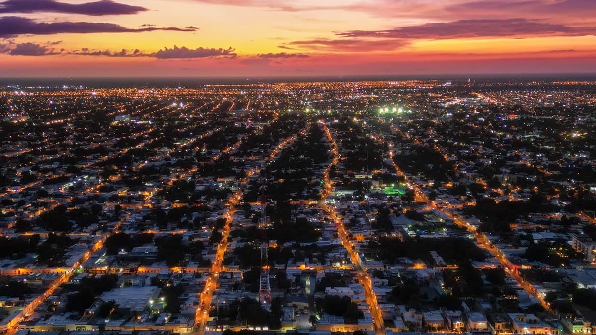 Las luces de una ciudad al atardecer, vistas desde arriba