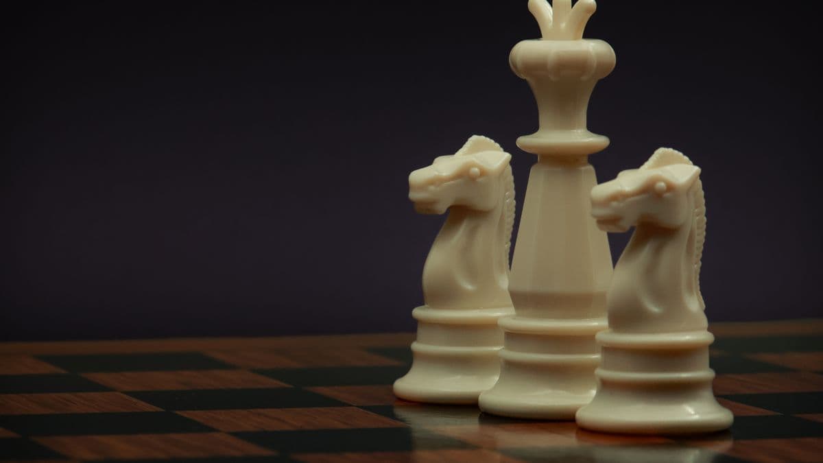 Piezas de ajedrez sobre un tablero