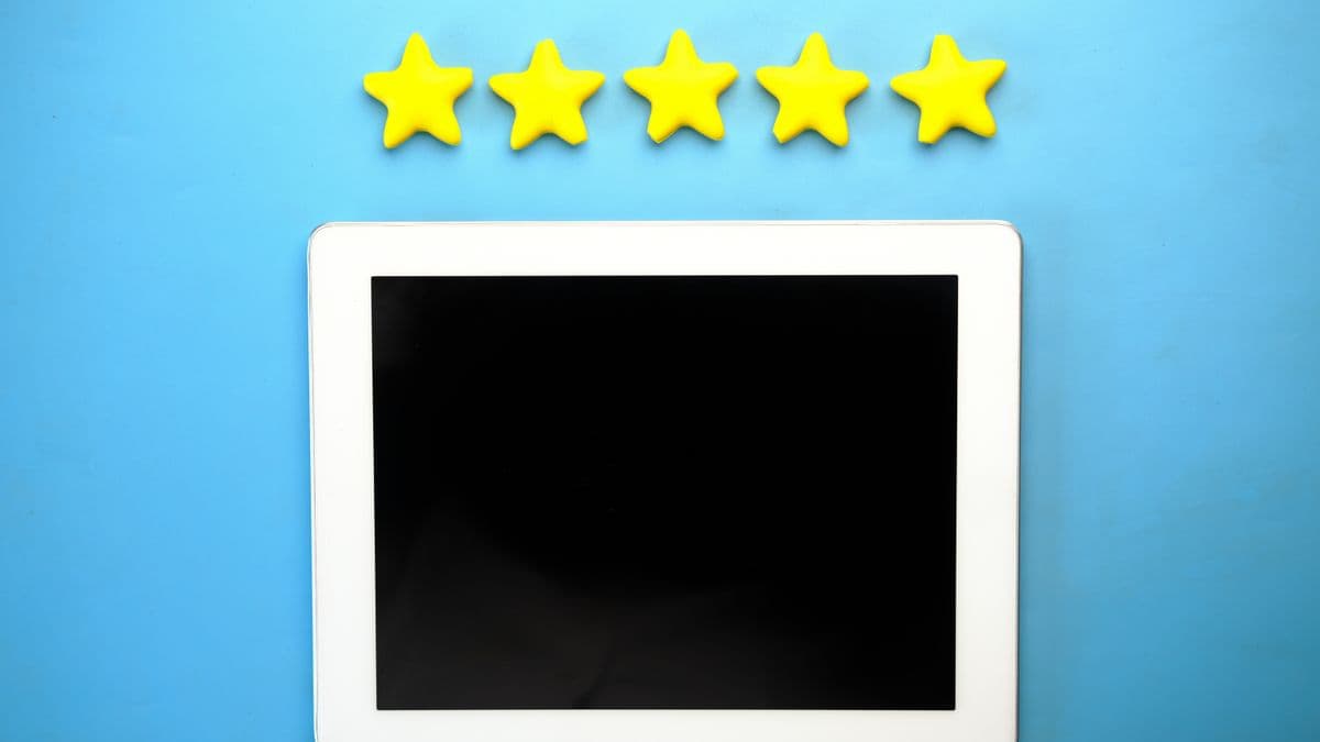 Cinco estrellas amarillas sobre una tableta con fondo azul