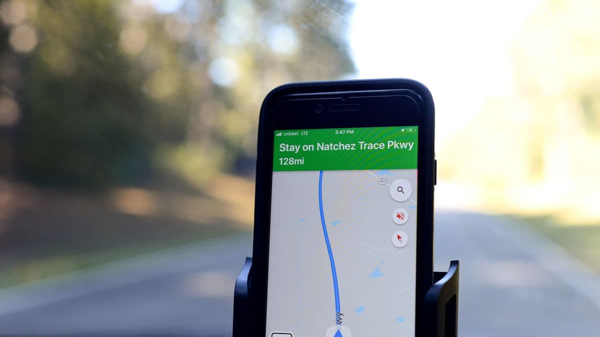 Un teléfono con indicaciones de ruta en un mapa
