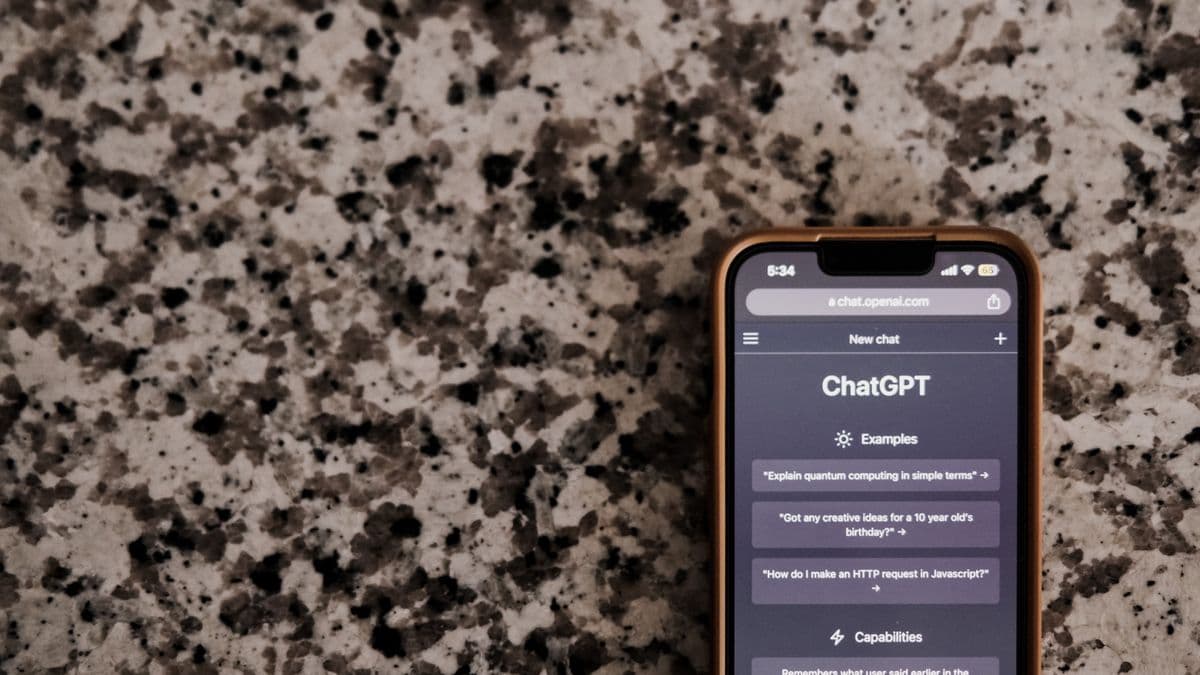 Un teléfono con la pantalla de inicio de ChatGPT