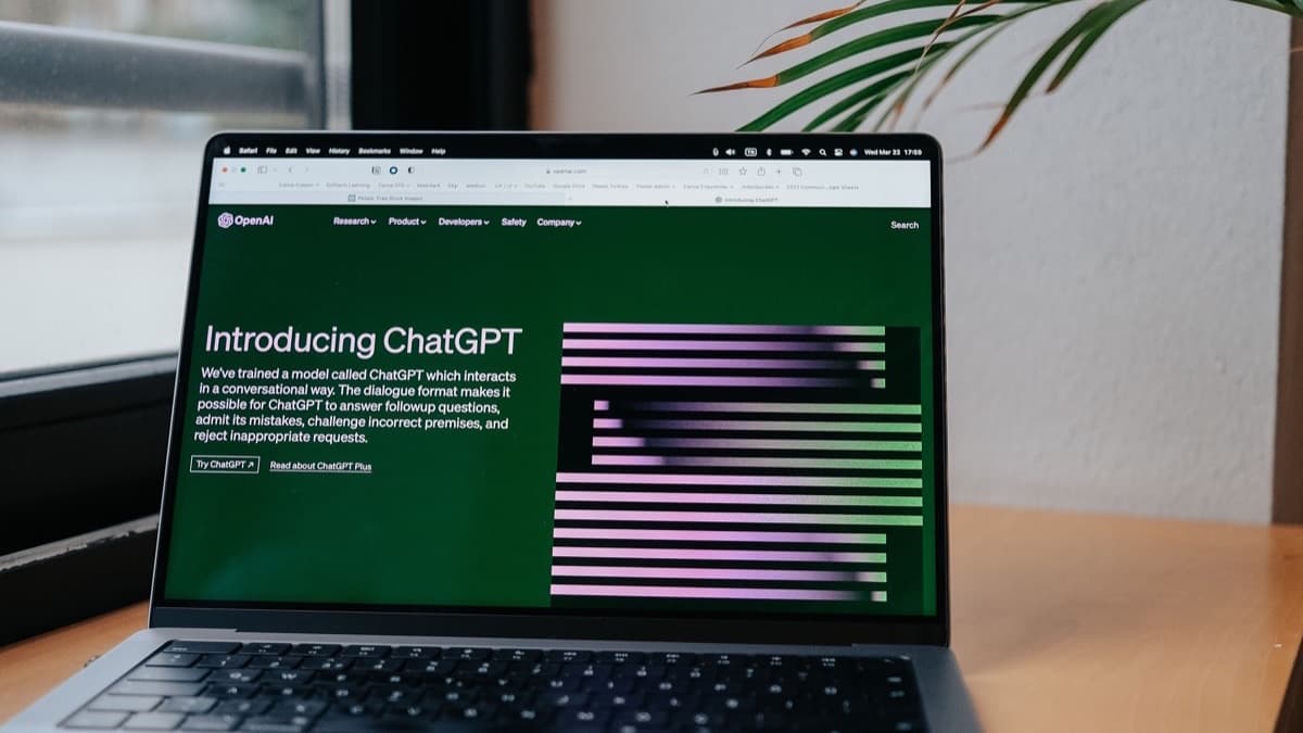Una laptop abierta en la página de lanzamiento de ChatGPT