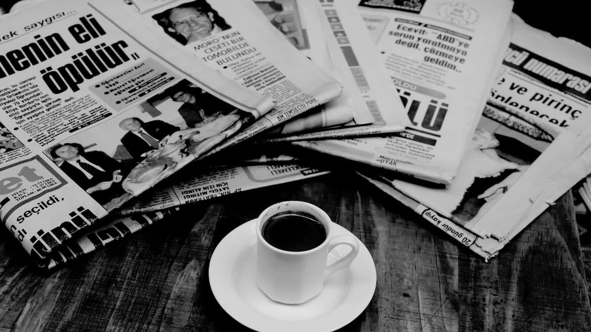 Periódicos junto a una taza de café