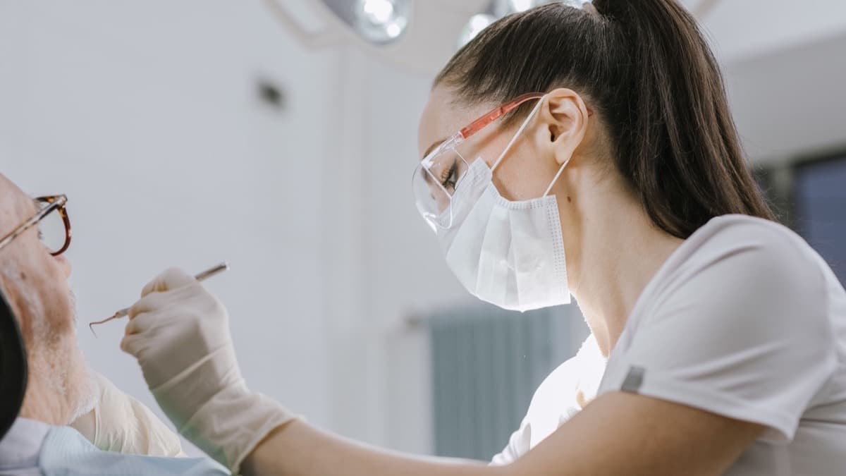 Una dentista revisa a un paciente