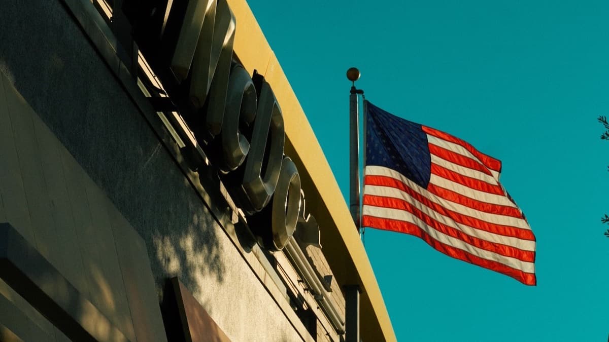 Una bandera de Estados Unidos junto al letrero de un edificio