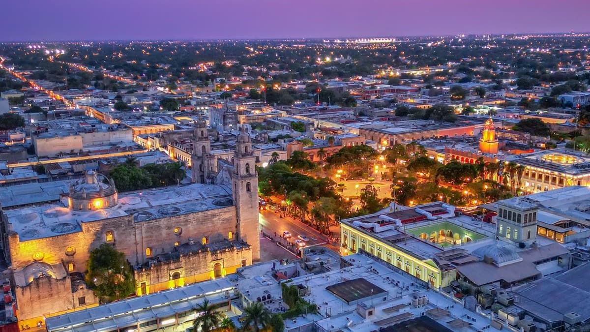 Un centro histórico y su catedral al atardecer, vistos desde arriba