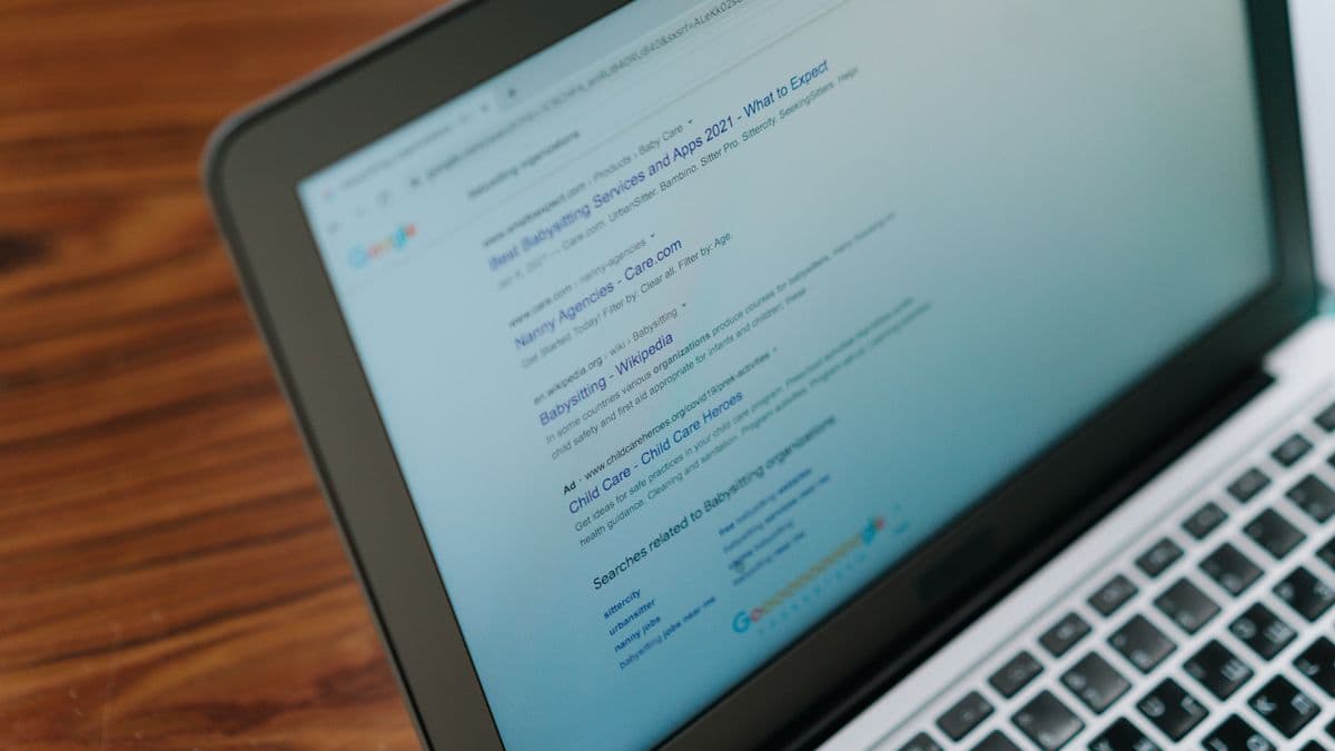 Una laptop con una página de resultados de búsqueda
