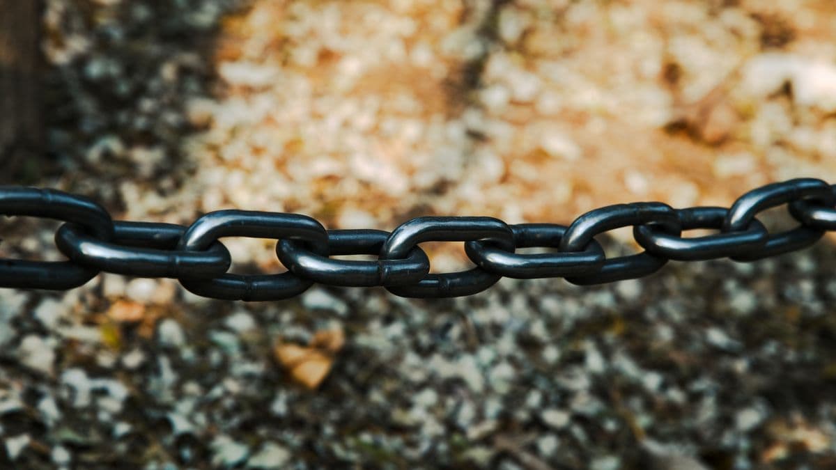 Una cadena de acero sobre grava