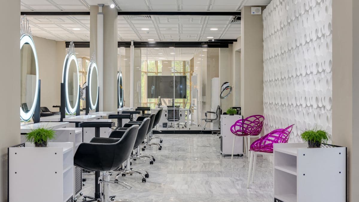 El interior de una estética con sillas de peinado